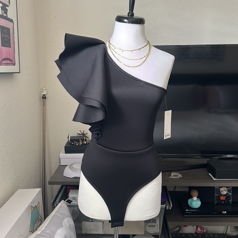 Win Win scuba ruffle one shoulder top black S